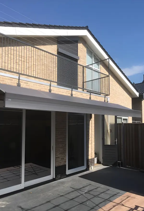 Grijs zon- en regenscherm op maat, geplaatst door Veldman Zonwering in Urk Grijs zon- en regenscherm op maat, geplaatst door Veldman Zonwering in Urk