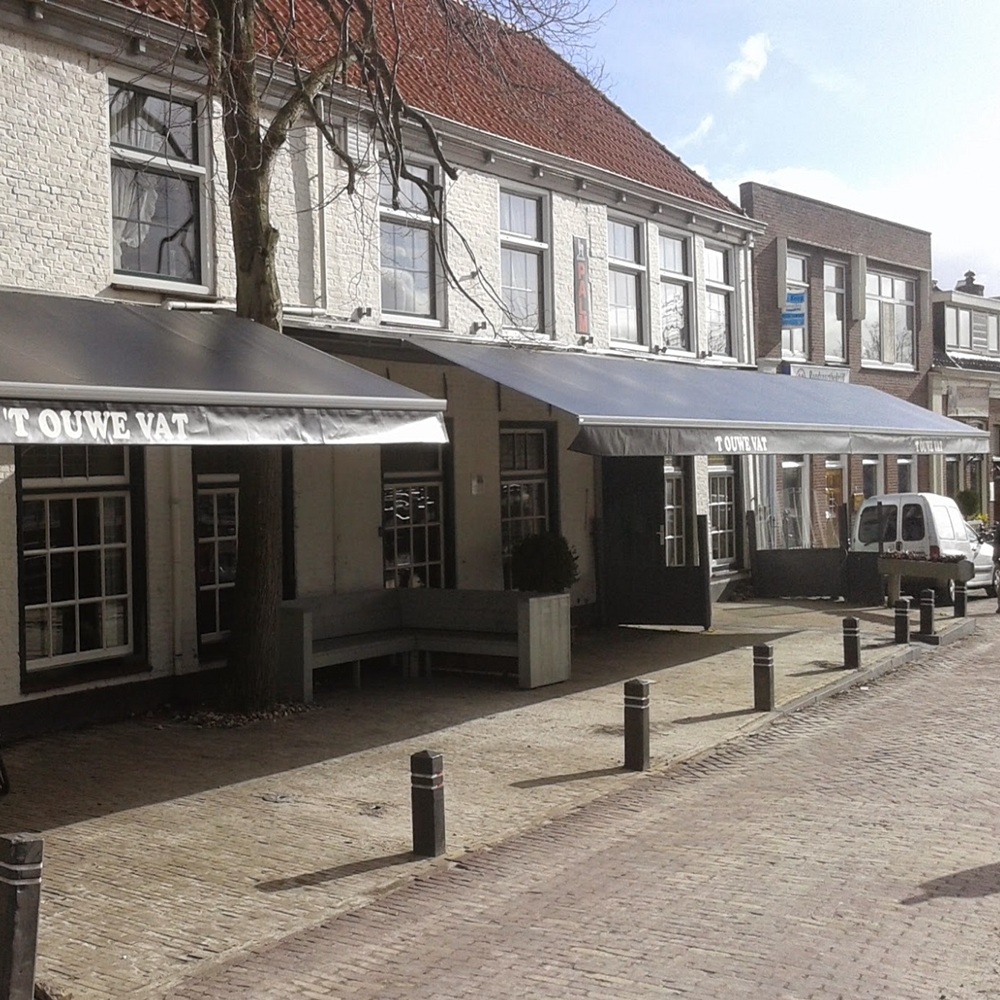 Horeca scherm voor zon en regen bij het Ouwe vat in Sneek Friesland