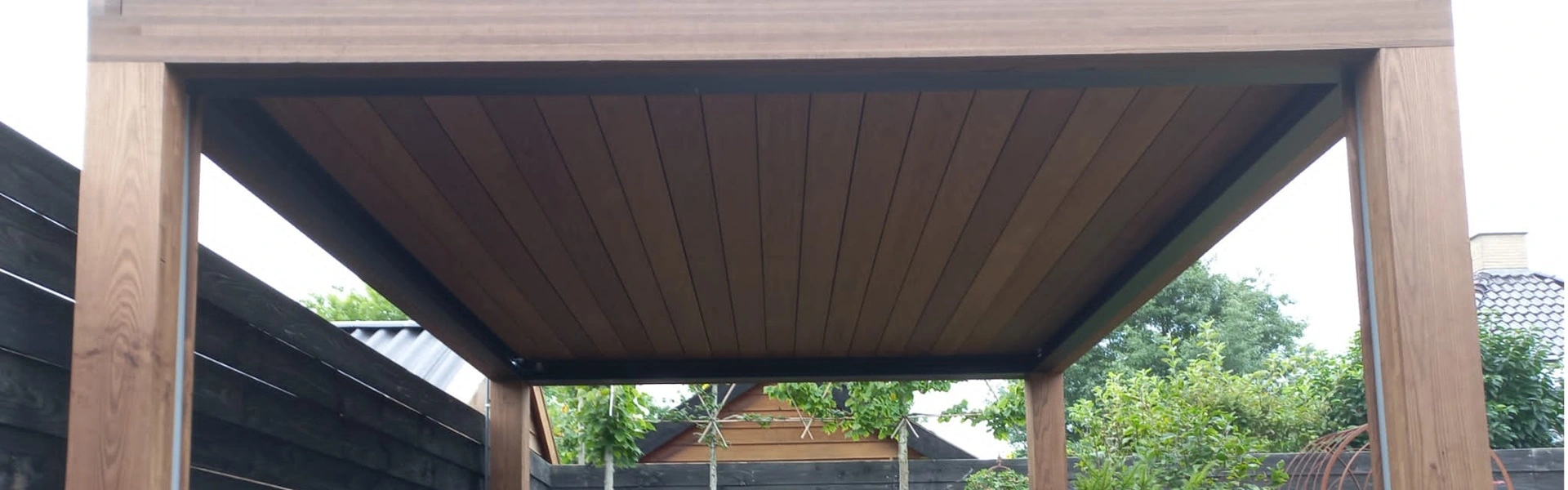 Houten lamellen overkapping in Grootegast project Veldman Zonwering