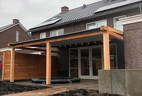 Houten overkapping met serrezonwering