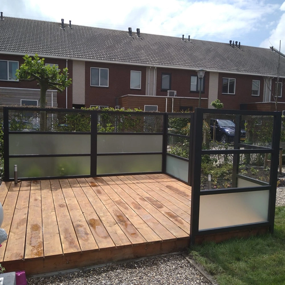 Houten terras met mat en helder glazen windscherm in Leeuwarden door Veldman Zonwering