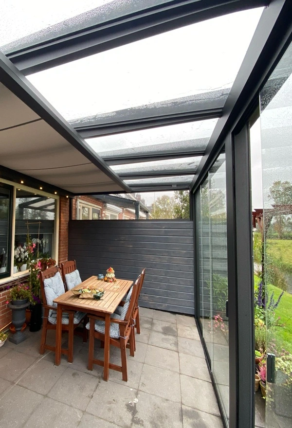 Interieur van glazen tuinkamer met zonwering in Ureterp, door Veldman Zonwering Interieur van glazen tuinkamer met zonwering in Ureterp, door Veldman Zonwering