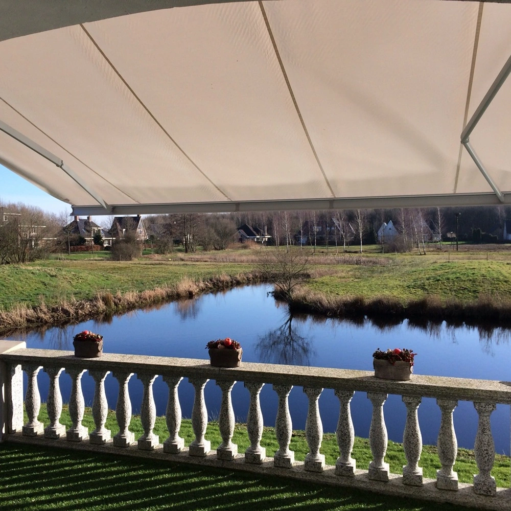 Knikarmscherm in Friesland met uitzicht op het water Knikarmscherm in Friesland met uitzicht op het water