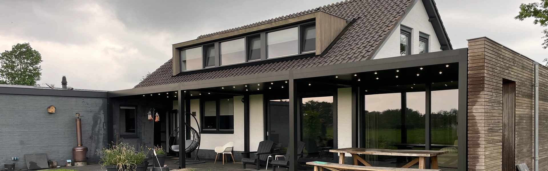 Lamellen overkapping gerealiseerd door Veldman Zonwering in Burgum