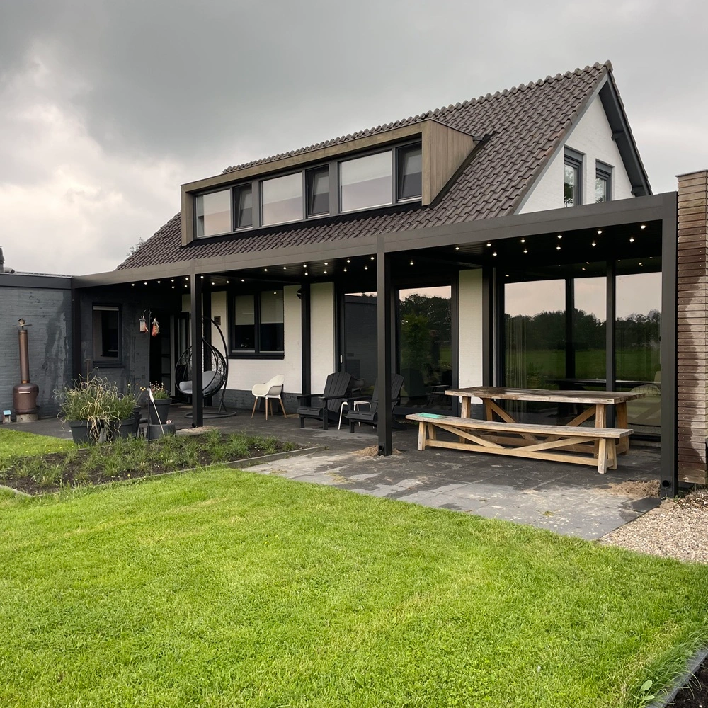 Lamellen overkapping in aanbouw door Veldman Zonwering in Burgum Lamellen overkapping in aanbouw door Veldman Zonwering in Burgum