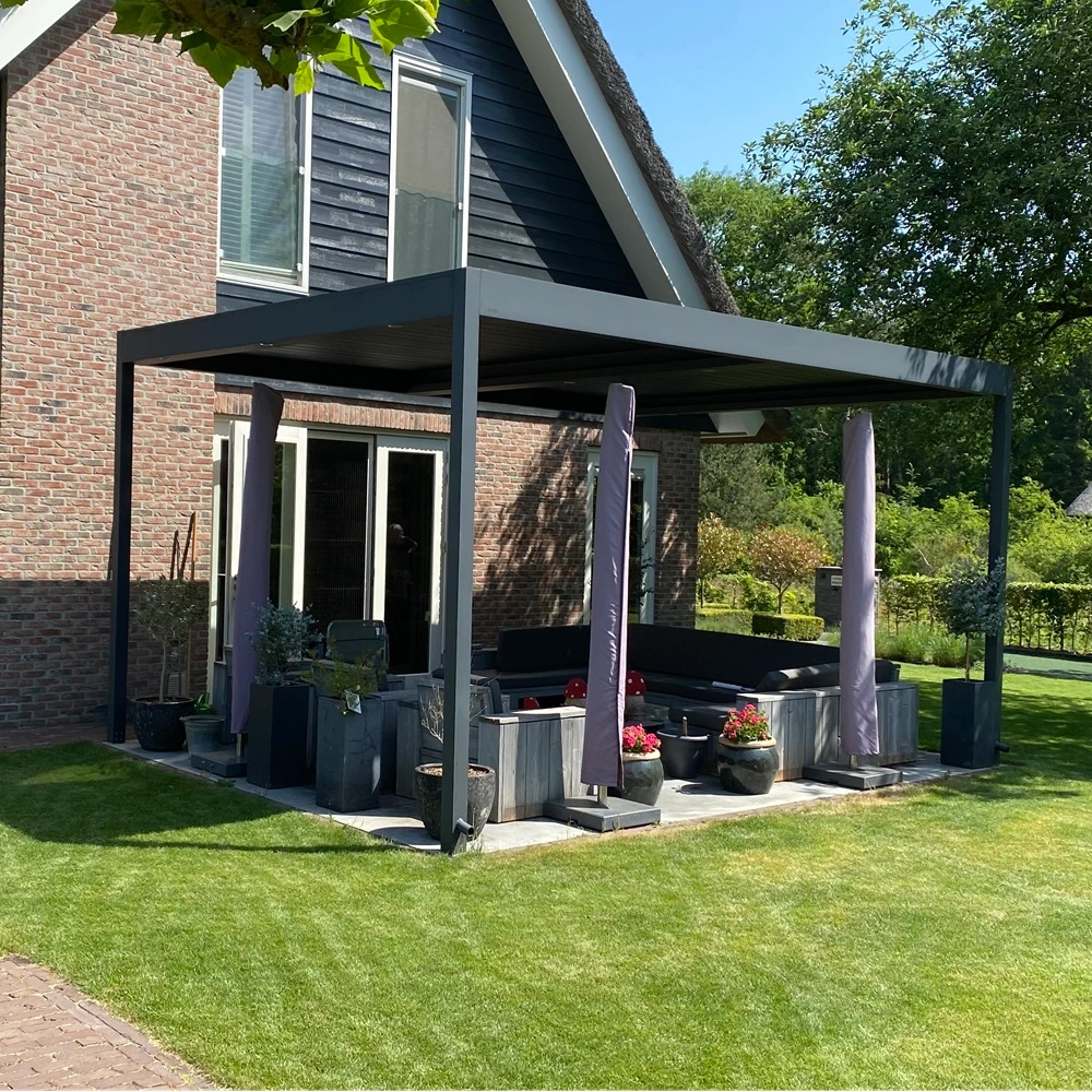 Lamellen overkapping in een groene tuin, gerealiseerd door Veldman Zonwering in Drenthe Lamellen overkapping in een groene tuin, gerealiseerd door Veldman Zonwering in Drenthe