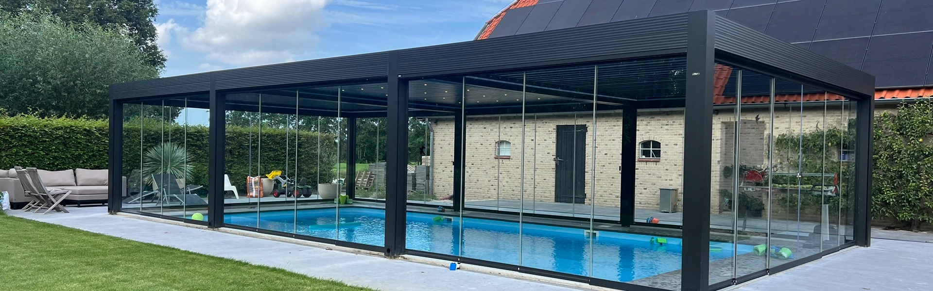 Lamellen tuinkamer over zwembad door Veldman Zonwering in Stoutenburg
