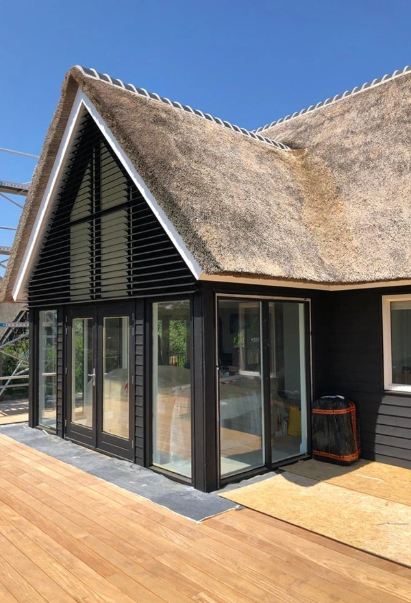 Louvre lamellen op rieten dak woning Ameland, Veldman Zonwering Louvre lamellen op rieten dak woning Ameland, Veldman Zonwering