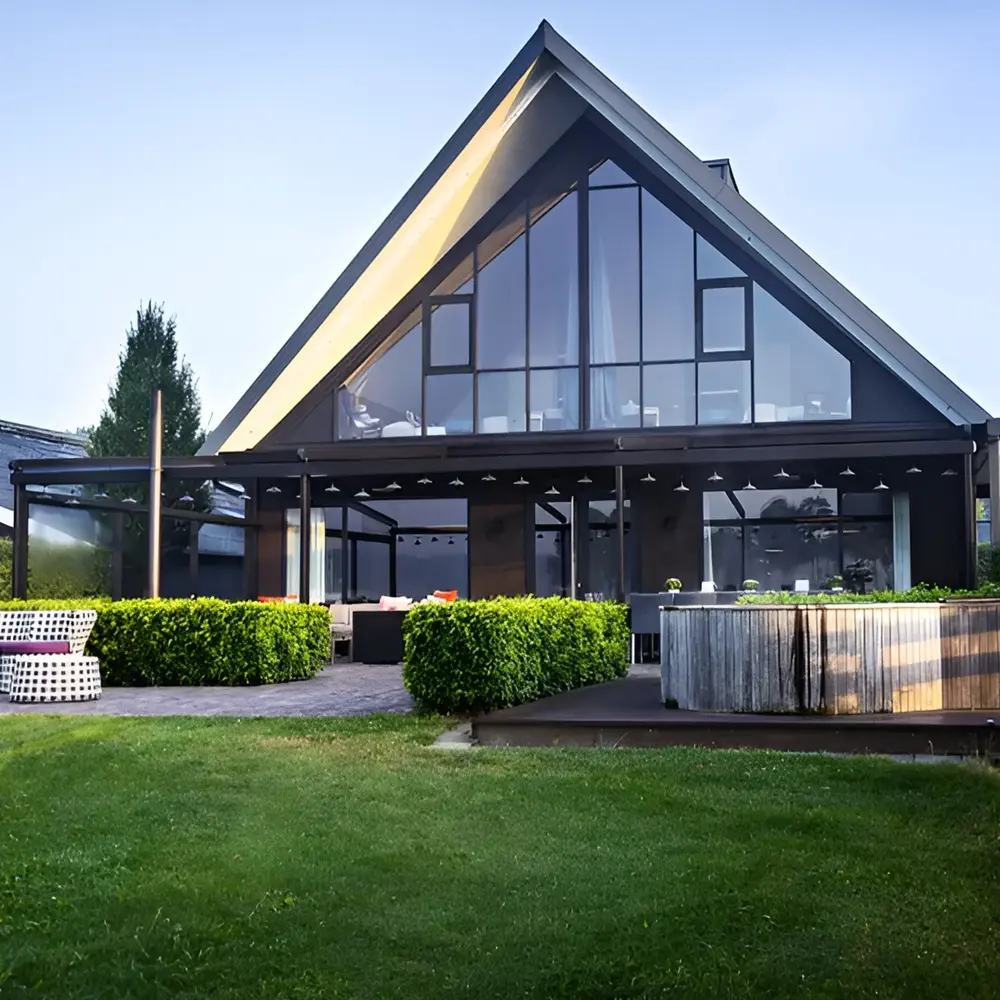 Modern vakantiehuis Zwaluwhof met terrasoverkapping door Veldman Zonwering in Dalfsen