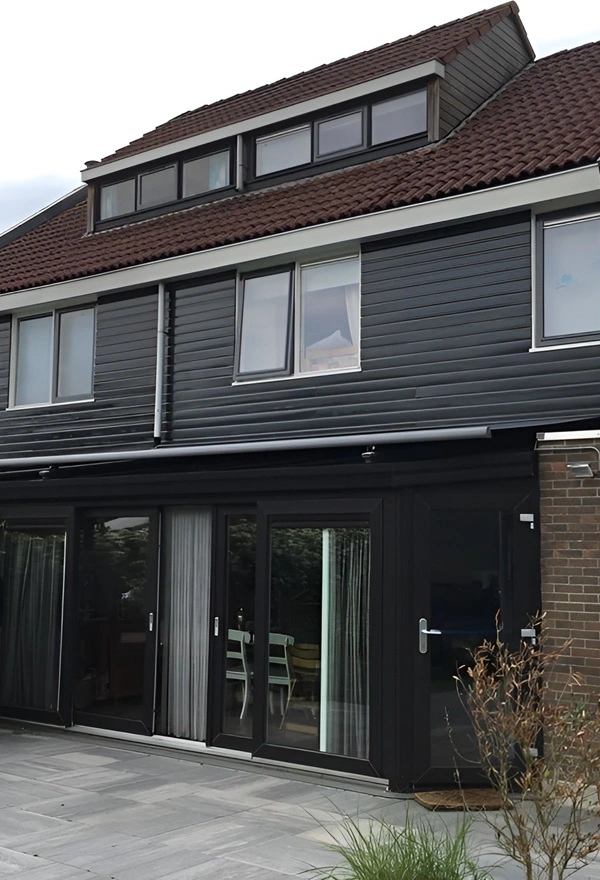 Moderne serre in Friesland, geplaatst door Veldman Zonwering, voor extra woonruimte