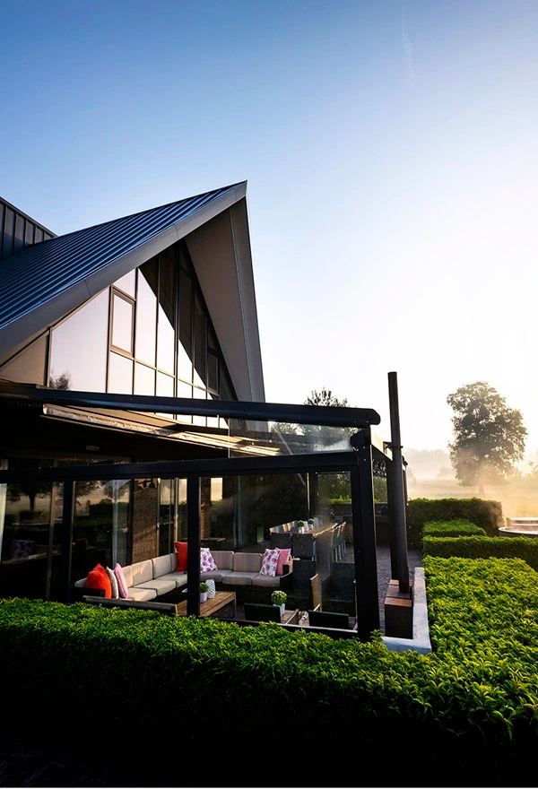 Moderne terrasoverkapping door Veldman Zonwering bij Zwaluwhof in Dalfsen, ochtendzicht Moderne terrasoverkapping door Veldman Zonwering bij Zwaluwhof in Dalfsen, ochtendzicht