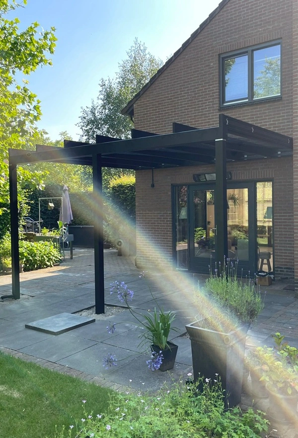 Overkapping met glasdak geplaatst door Veldman Zonwering in Groningen Overkapping met glasdak geplaatst door Veldman Zonwering in Groningen