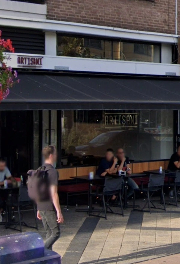 Restaurant Artisani met een Veldman Zonwering scherm