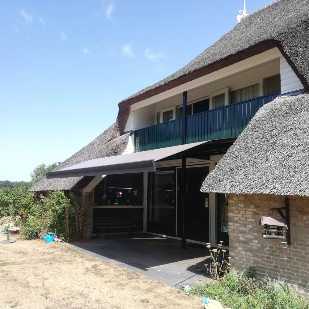 Rietgedekt huis met zon- en regenscherm in Reis, geplaatst door Veldman Zonwering Rietgedekt huis met zon- en regenscherm in Reis, geplaatst door Veldman Zonwering