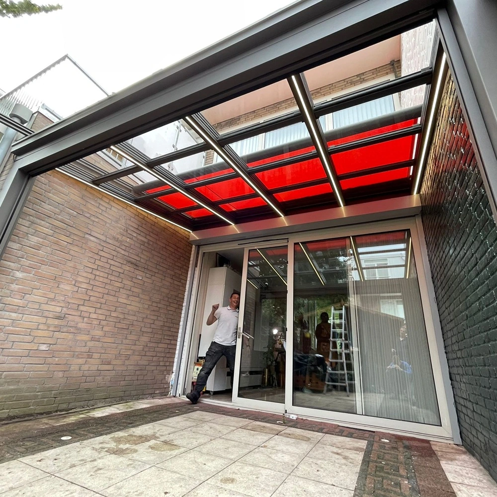 Schuifbaar glazen dak met rode zonwering geplaatst door Veldman Zonwering in Amsterdam Schuifbaar glazen dak met rode zonwering geplaatst door Veldman Zonwering in Amsterdam