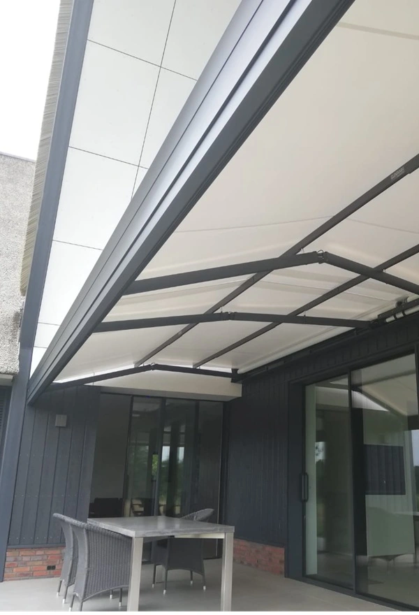 Schuifbare terrasoverkapping in Schipborg met elektrisch bedienbare zonwering Schuifbare terrasoverkapping in Schipborg met elektrisch bedienbare zonwering