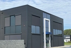 Screens geplaatst op een strak, grijs bedrijfspand