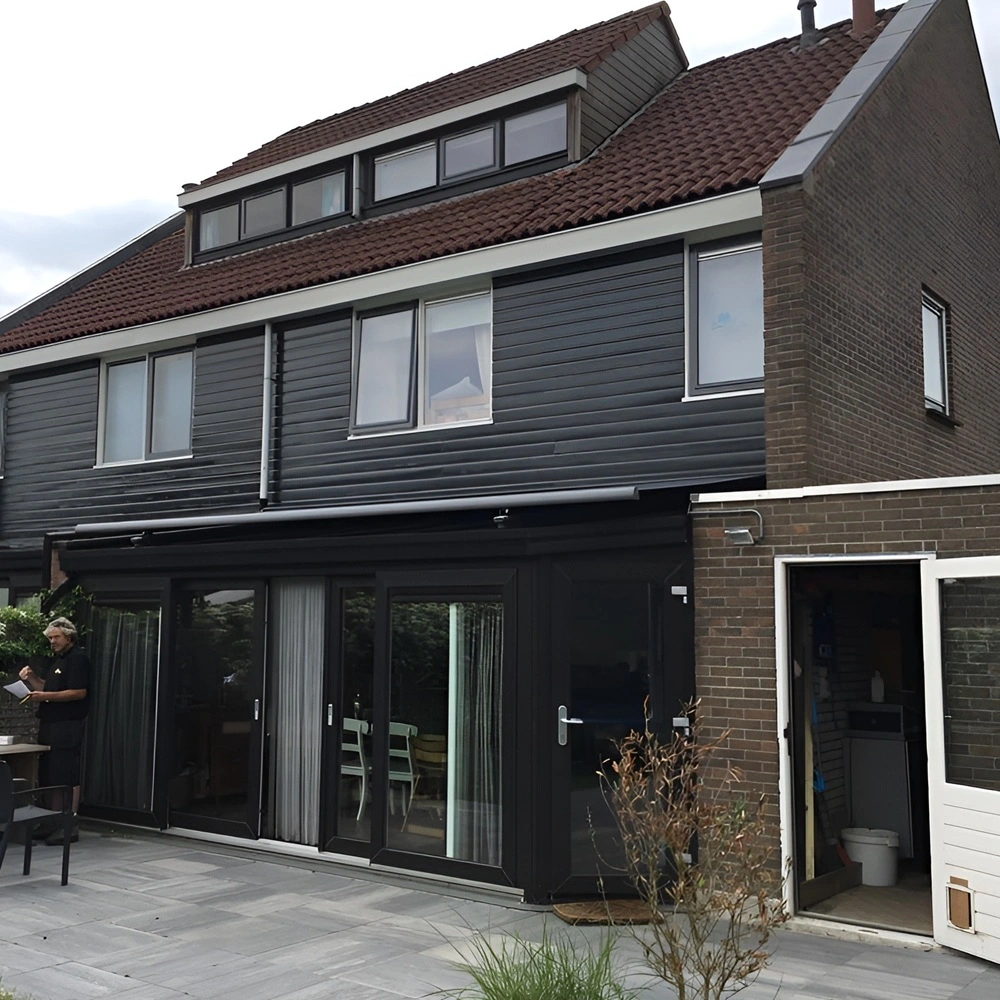 Serre met zonwering in Friesland, geplaatst door Veldman Zonwering, voor extra comfort