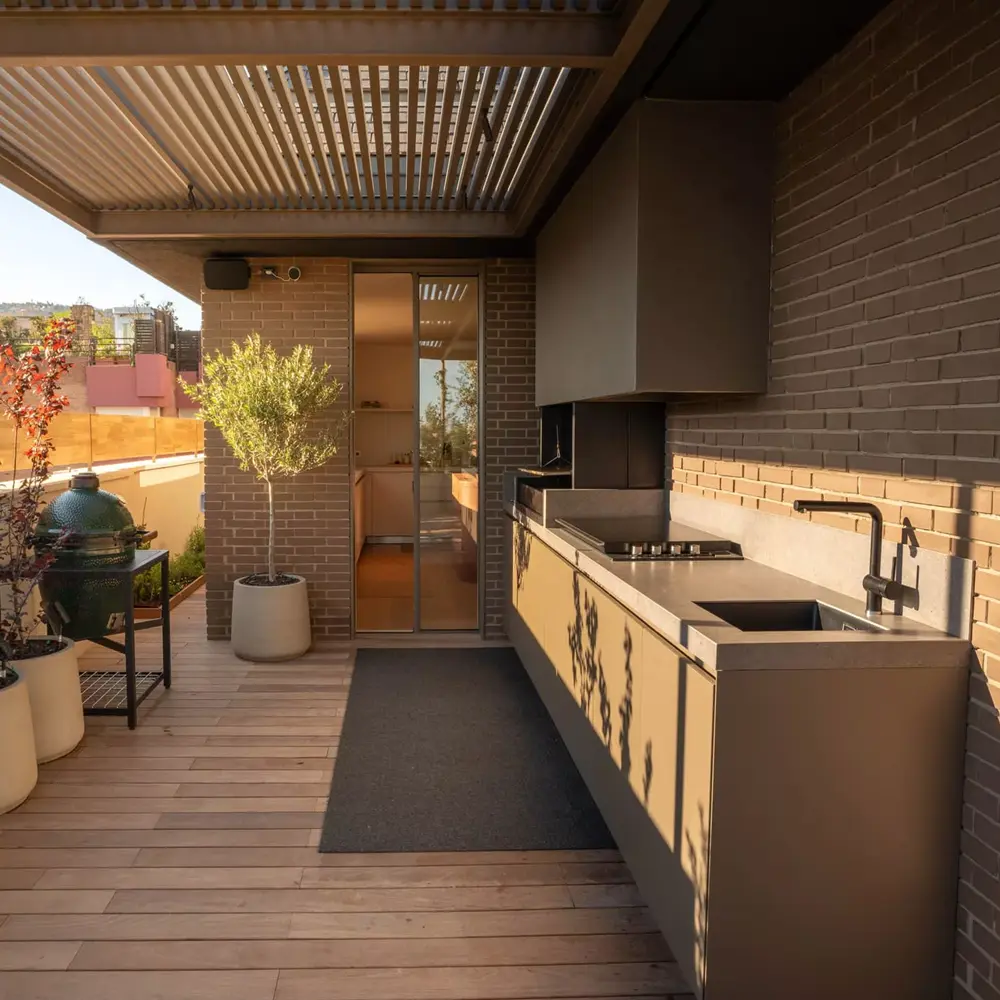 Terras met Novara buitenkeuken, inclusief kraan en gasfornuis Terras met Novara buitenkeuken, inclusief kraan en gasfornuis