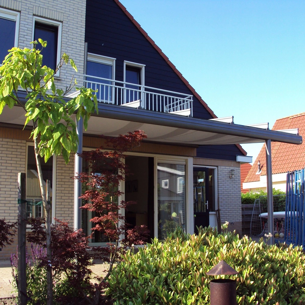 Terrasoverkapping met glas door Veldman Zonwering in Hempens Terrasoverkapping met glas door Veldman Zonwering in Hempens