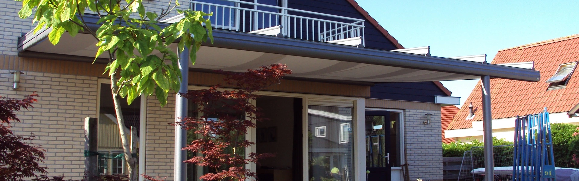 Terrasoverkapping met glazen dak geplaatst door Veldman Zonwering in Hempens Terrasoverkapping met glazen dak geplaatst door Veldman Zonwering in Hempens