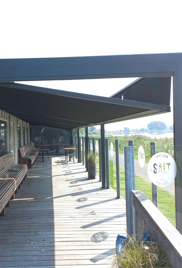 Terrasoverkapping met schuifdak bij Paviljoen Salt Terherne