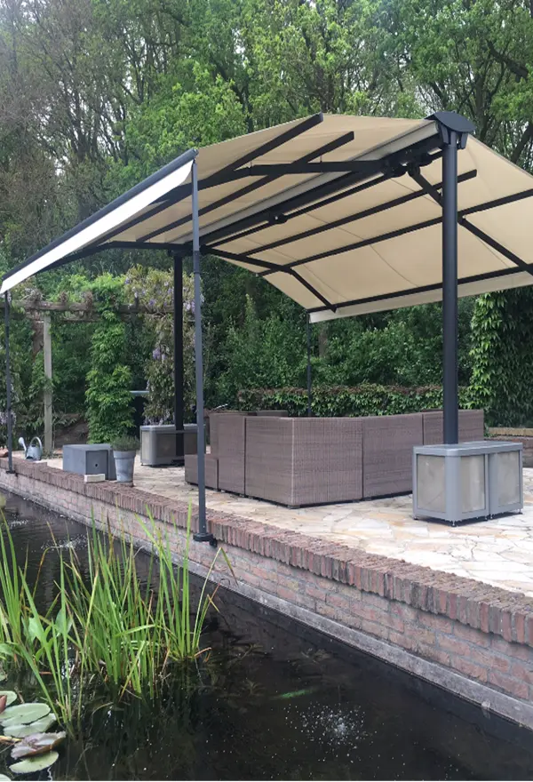 Terrasoverkapping met vijver in Mildam door Veldman Zonwering