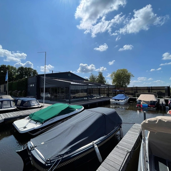 Textiel overkapping met schuifdak door Veldman Zonwering bij restaurant in Loosdrecht Textiel overkapping met schuifdak door Veldman Zonwering bij restaurant in Loosdrecht