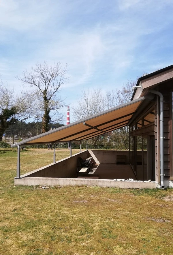 Textiel overkapping met schuifdak geplaatst door Veldman Zonwering bij B&B op Ameland Textiel overkapping met schuifdak geplaatst door Veldman Zonwering bij B&B op Ameland