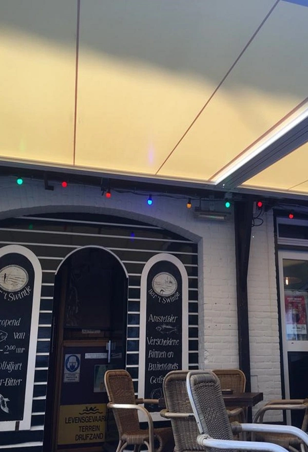 Textiel overkapping met sfeerverlichting bij ’t Swintje door Veldman Zonwering Textiel overkapping met sfeerverlichting bij 't Swintje door Veldman Zonwering