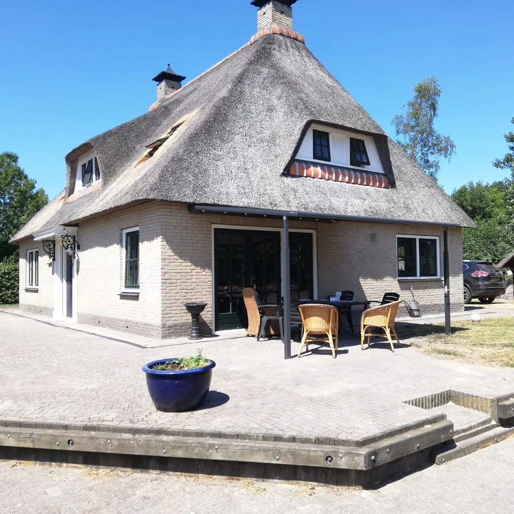 Textiele overkapping bij woning met rieten dak in Utrecht Textiele overkapping bij woning met rieten dak in Utrecht