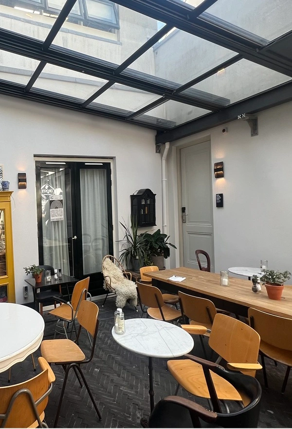 Tuinkamer met glazen schuifdak door Veldman Zonwering bij horeca in Haarlem Tuinkamer met glazen schuifdak door Veldman Zonwering bij horeca in Haarlem