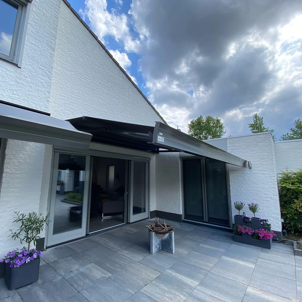 Uitgeklapt zon- en regenscherm in Maarheeze door Veldman Zonwering biedt bescherming