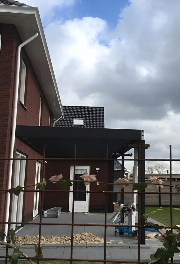Veldman Zonwering glazen terrasoverkapping aan tuinzijde in Drachten