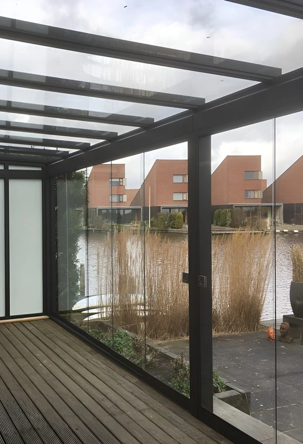 Veldman Zonwering glazen tuinkamer aan het water in Leeuwarden Veldman Zonwering glazen tuinkamer aan het water in Leeuwarden