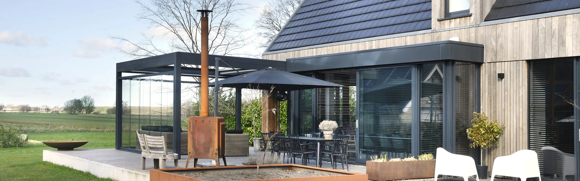 Veldman Zonwering glazen tuinkamer met schuifdak bij villa in Oranjewoud