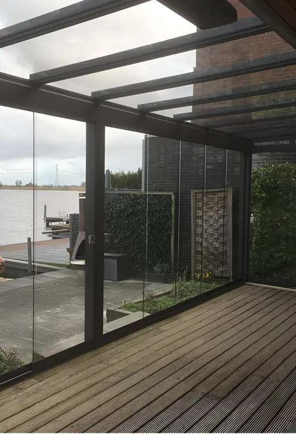 Veldman Zonwering glazen tuinkamer met schuifdeuren bij woning in Leeuwarden Veldman Zonwering glazen tuinkamer met schuifdeuren bij woning in Leeuwarden