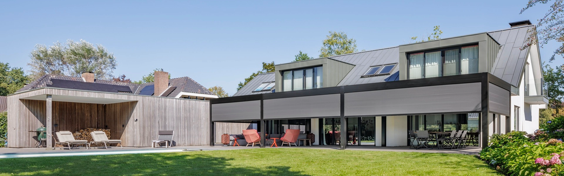 Veldman Zonwering luxe overkapping met screens bij moderne woning in Zwolle