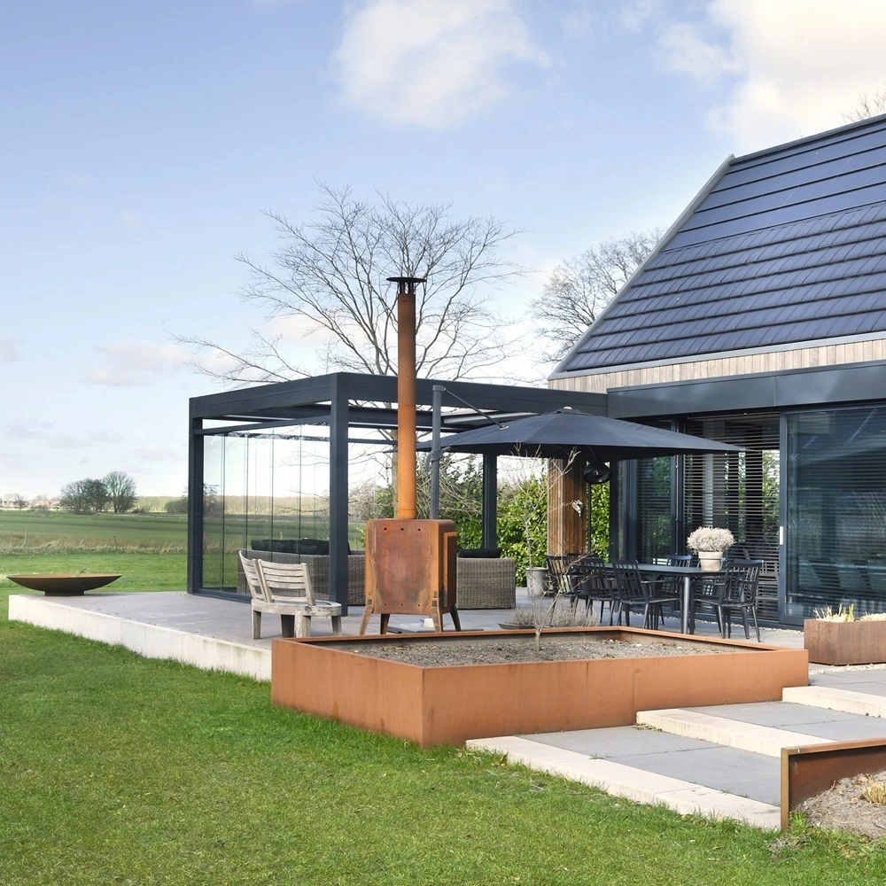 Veldman Zonwering moderne tuinkamer met glazen schuifwanden bij villa in Oranjewoud Veldman Zonwering moderne tuinkamer met glazen schuifwanden bij villa in Oranjewoud