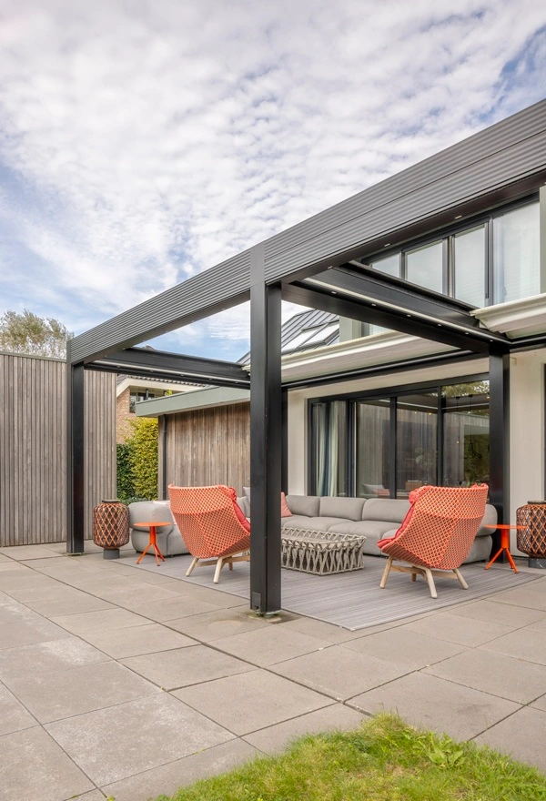 Veldman Zonwering overkapping met schuifdak en screens bij woning in Zwolle