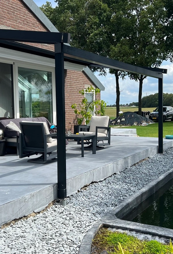 Veldman Zonwering overkapping met schuifdak en vijver in Smilde