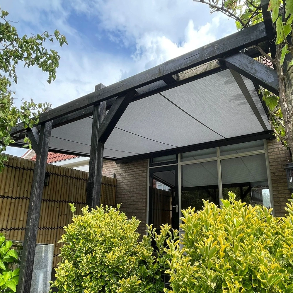 Veldman Zonwering serrezonwering met houten frame en bamboe schutting Veldman Zonwering serrezonwering met houten frame en bamboe schutting