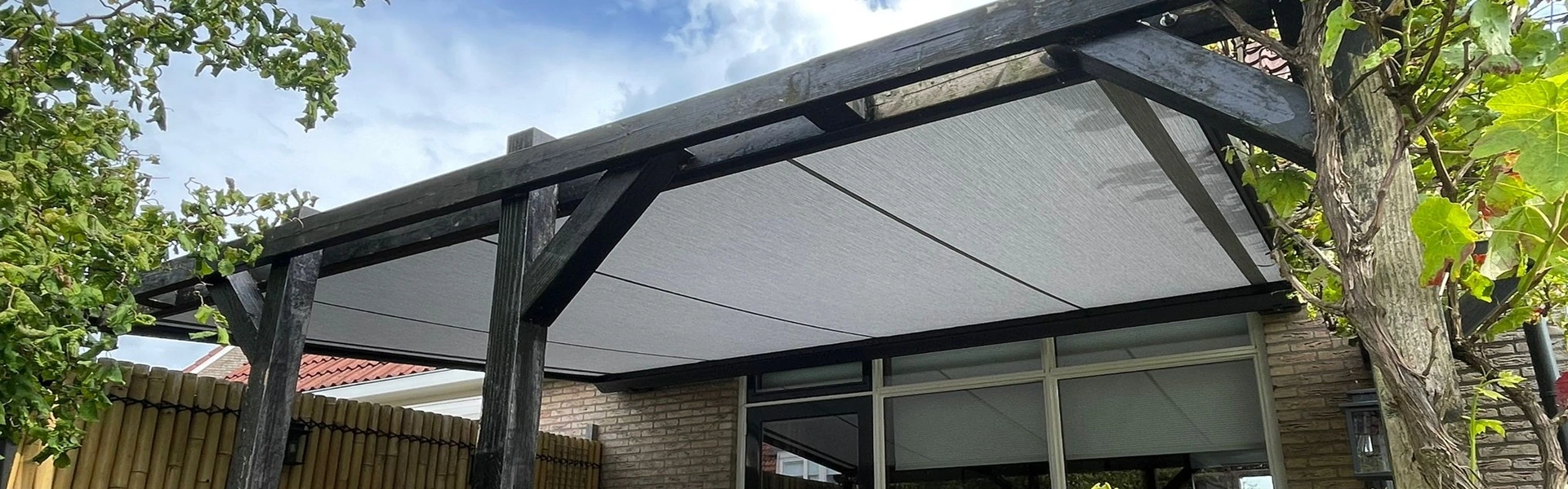 Veldman Zonwering serrezonwering met houten frame en druivenrank in Sneek