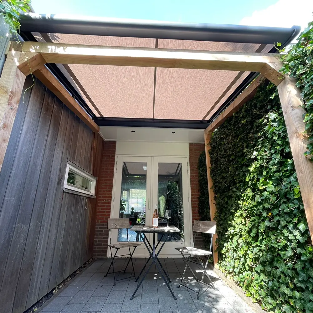 Veldman Zonwering serrezonwering met houten frame en klimop in Heerenveen Veldman Zonwering serrezonwering met houten frame en klimop in Heerenveen