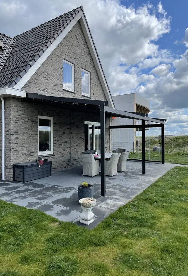 Veldman Zonwering terrasoverkapping met schuifdak bij huis in Leeuwarden