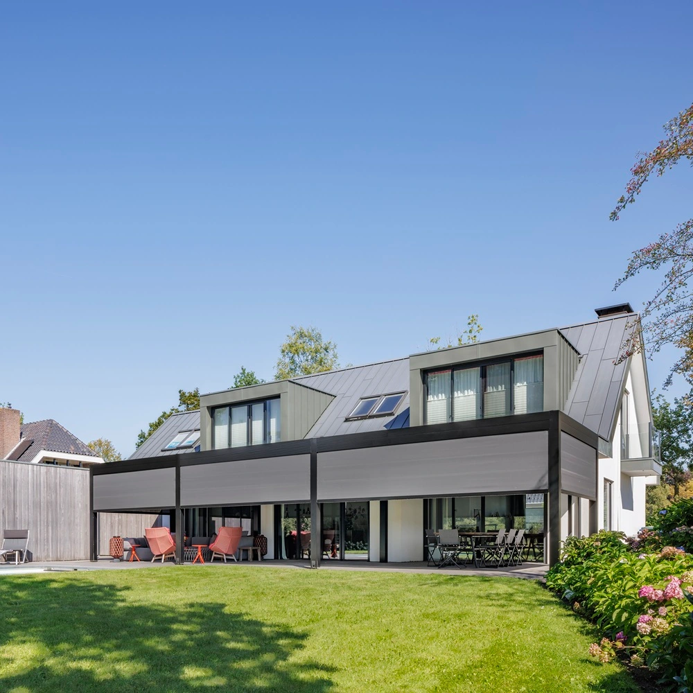 Veldman Zonwering terrasoverkapping met screens bij woning in Zwolle Schuifdak Pergolino met zonwering en zithoek op een houten terras