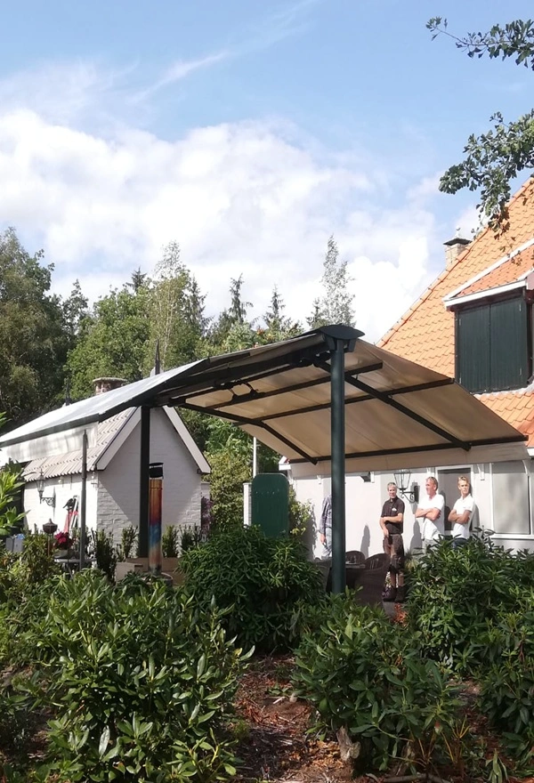 Vrijstaand zon- en regenscherm geplaatst door Veldman Zonwering in Katlijk Vrijstaand zon- en regenscherm geplaatst door Veldman Zonwering in Katlijk