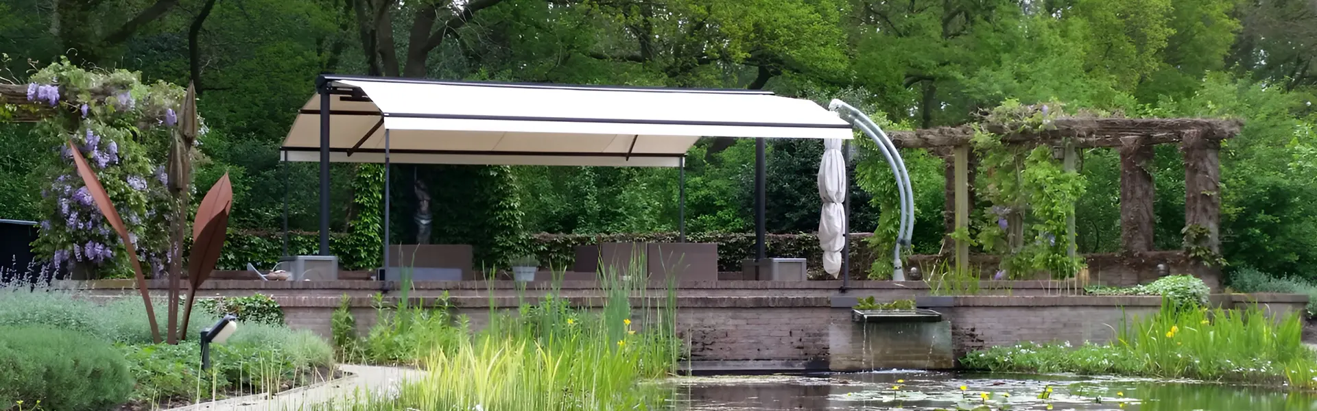 Vrijstaand zonnescherm bij vijver in Mildam, geplaatst door Veldman Zonwering