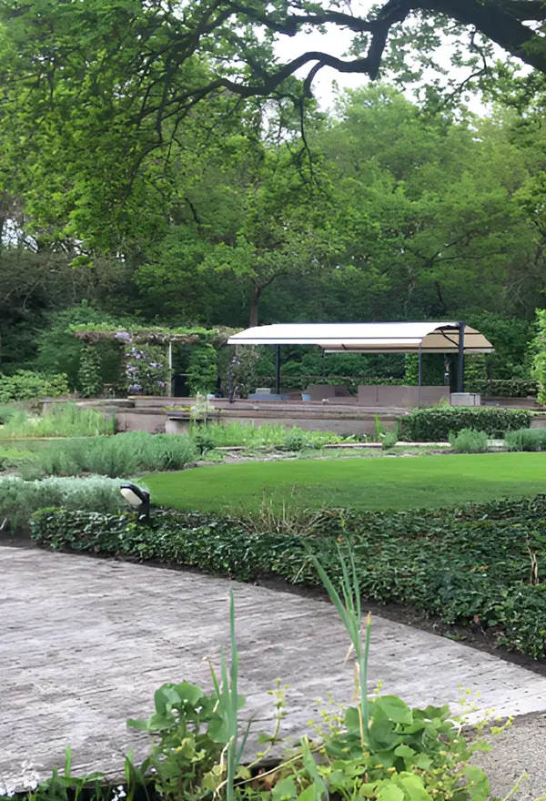 Vrijstaand zonnescherm in Mildam door Veldman Zonwering