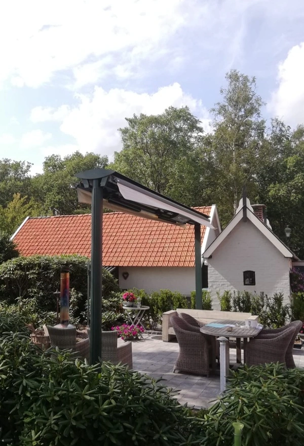 Vrijstaande terrasoverkapping door Veldman Zonwering in Katlijk, beige zonweringdoek Vrijstaande terrasoverkapping door Veldman Zonwering in Katlijk, beige zonweringdoek